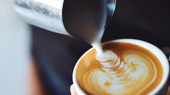 Zubereitung Cappuccino Milchaufguss aus Milchkännchen