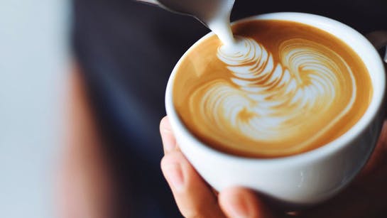 Milchkaffee in Tasse Milchkaffee