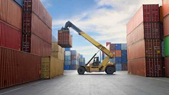 Kran transportiert Container Kran transportiert Container