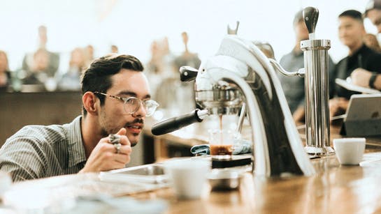 Barista bei der Arbeit Barista bei der Arbeit