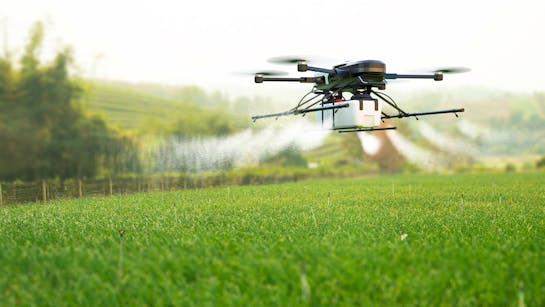 Drohne bewässert Feld