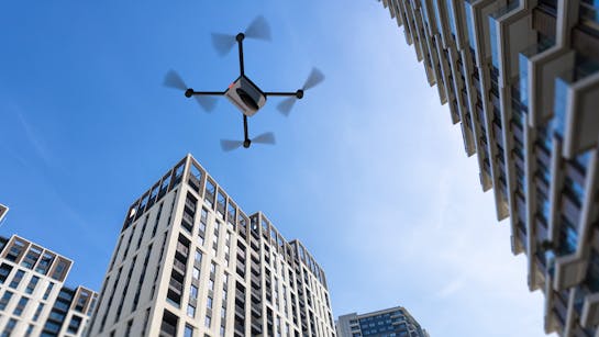 Drohne fliegt durch Hochhäuser