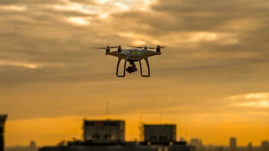 Drohne fliegt über Gebäude