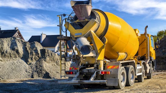 LKW-Betonmischer auf der Baustelle LKW-Betonmischer auf der Baustelle