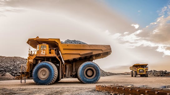 Dumper mit Schutt auf einer Baustelle Dumper mit Schutt auf einer Baustelle
