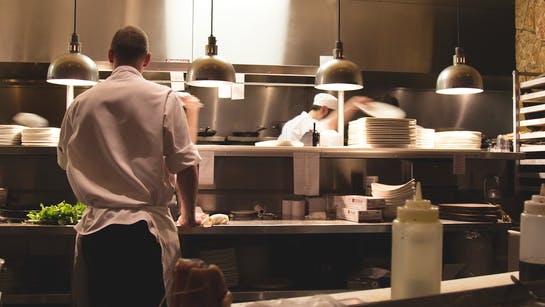 Hygienische Edelstahlflächen in der Gastronomie-Küche Hygienische Edelstahlflächen in der Gastronomie-Küche