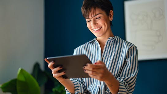 Frau plant Einsätze einfach am Tablet