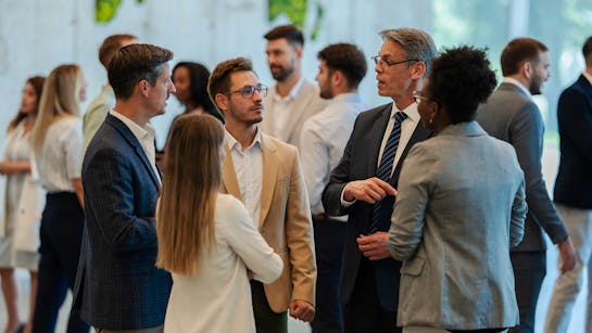 Mitarbeitende networken miteinander
