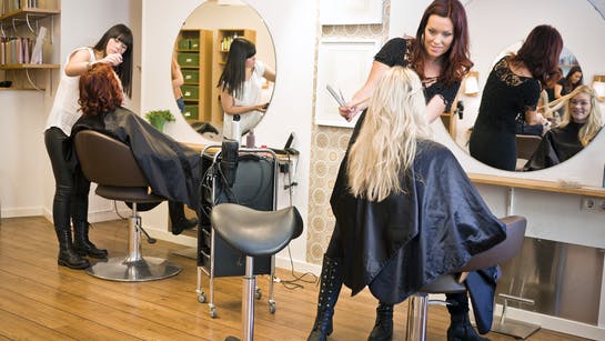 Friseuse im Salon Friseuse im Salon