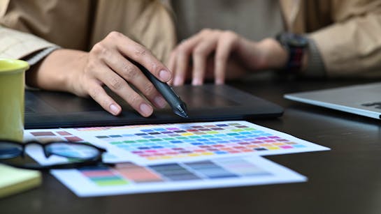 Grafikdesigner wählt Farbschema aus