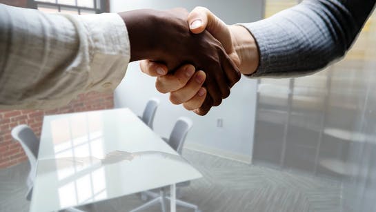 alt-/geschäftlicher handschlag alt-/geschäftlicher handschlag