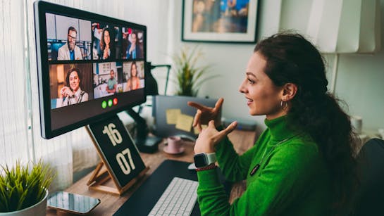 Frau gibt Online Training