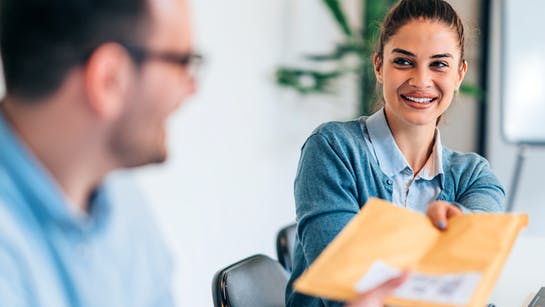 Postbearbeitung im Büro Postbearbeitung im Büro