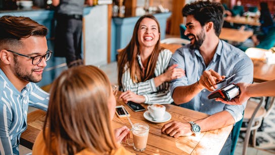 Gruppe im Restaurant, die gerade abkassiert wird Gruppe im Restaurant, die gerade abkassiert wird