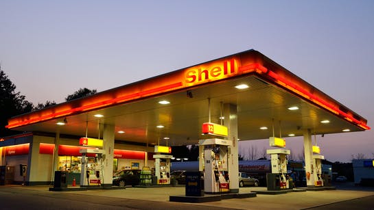tankstelle bei nacht tankstelle bei nacht