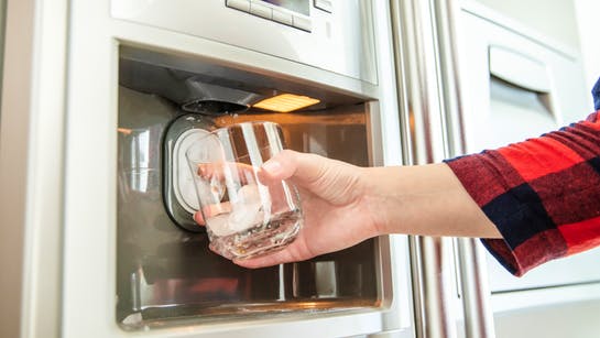 „Side-by-side-Kühlschrank-mit-Wasserspender“ „Side-by-side-Kühlschrank-mit-Wasserspender“