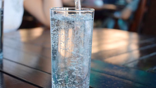 Erfrischendes Wasser aus dem Wassersprudler Erfrischendes Wasser aus dem Wassersprudler