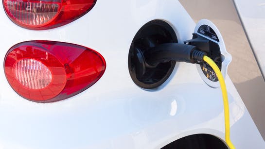 elektroauto tankt strom elektroauto tankt strom