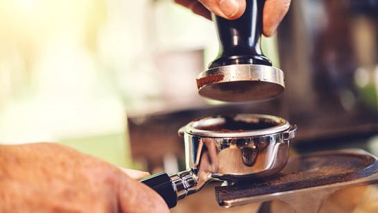 Zubereitung Espresso Siebtraegermaschine mit Tamper Zubereitung Espresso Siebtraegermaschine mit Tamper