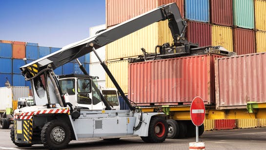 Teleskopstapler hebt Container in einem Hafen Teleskopstapler hebt Container in einem Hafen