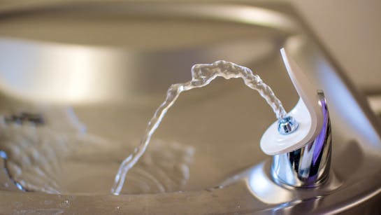 Trinkbrunnen aus Edelstahl Trinkbrunnen aus Edelstahl