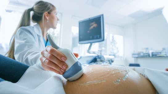 Frauenärztin führt Ultraschall bei einer schwangeren Frau durch Frauenärztin führt Ultraschall bei einer schwangeren Frau durch