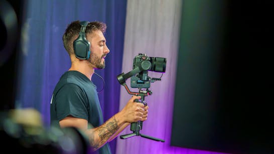 Mann filmt Event mit professioneller Kamera