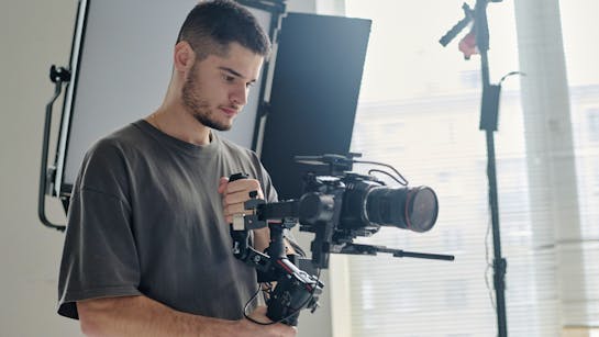 Mann mit professioneller Kameraausstattung