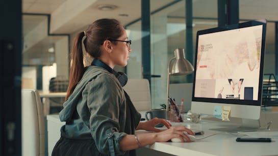 Frau macht Webdesign im Büro Frau macht Webdesign im Büro