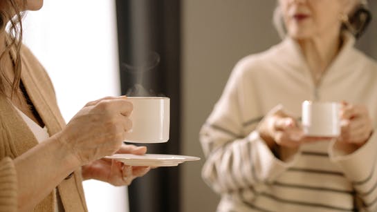 Zwei Frauen trinken Kaffee Zwei Frauen trinken Kaffee