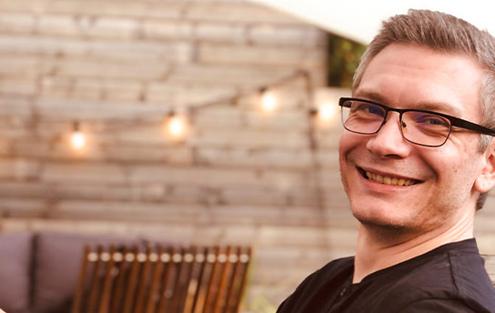 glücklicher CTO Ein Mitarbeiter lächelt in die Kamera