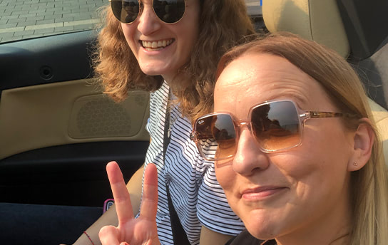 Peace :) Zwei Mitarbeiterinnen lächeln in die Kamera